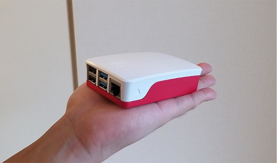 Comparação do tamanho do Raspberry Pi 4 - ele cabe na palma da mão